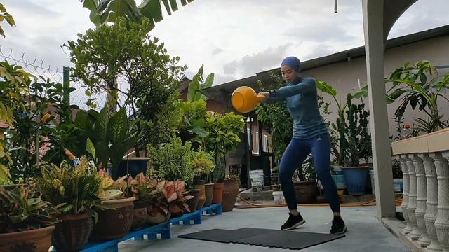 15 MINS OUTDOOR KETTLEBELL WORKOUT BY ANEESA смотреть онлайн