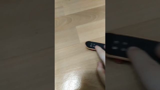 Показывают 2 трюка на пальчиковом скейтборде смотреть онлайн