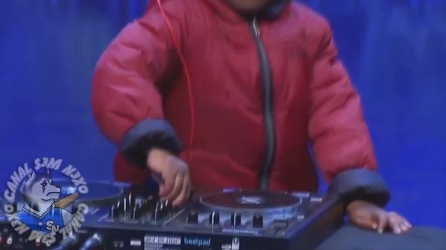 DJ DE 3 ANOS TOCANDO // CAIILOU REMIX ft South America Memes смотреть онлайн