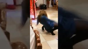 Пьяная девушка  на корпоративе