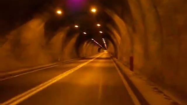 как ехать велосипедом в тоннеле смотреть онлайн