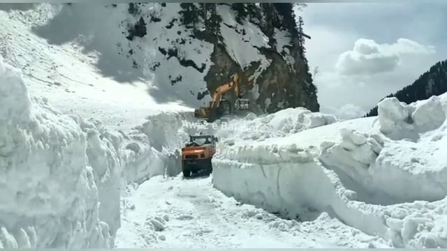 The snow clearance operation on Mughal road reaches 34 KM point.Work going on in full swing смотреть онлайн