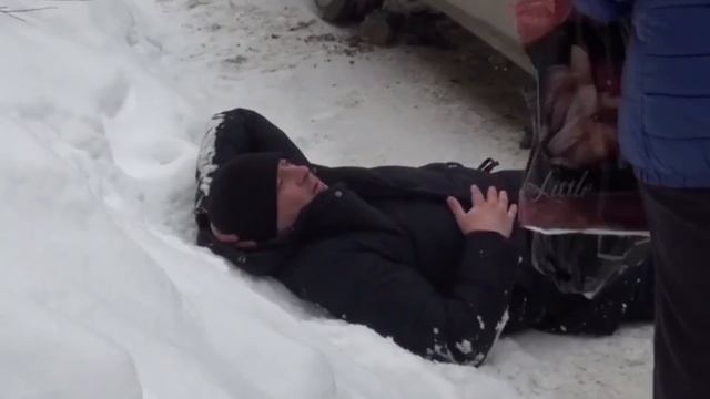 Мужчина прыгнул на машину соседа смотреть онлайн