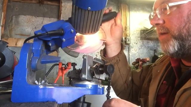 Using a bench mounted grinder to sharpen a chainsaw chain смотреть онлайн