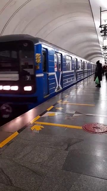 номерной 81-717 приезжает на станцию.всех с хелуином😈😈.👍+подписка. смотреть онлайн