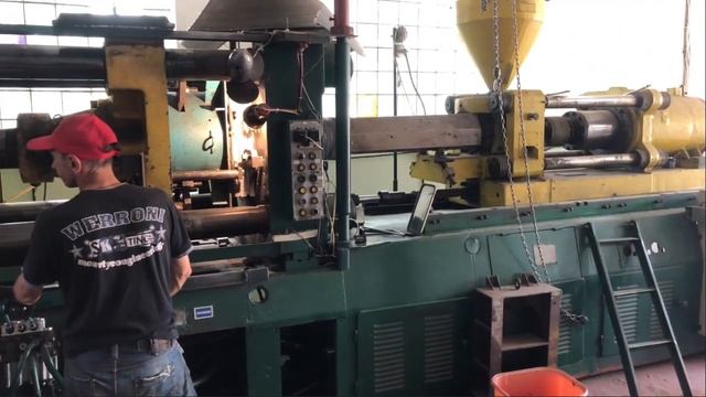 Процесс изготовления деталей из литого полимера на станке. Аколь Груп смотреть онлайн