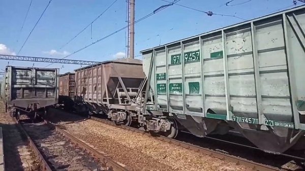 Электровоз ВЛ8м-450 с грузовым поездом, товарняк