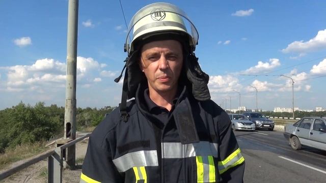 м. Дніпро: рятувальники витягли автомобіль, який злетів з мосту смотреть онлайн