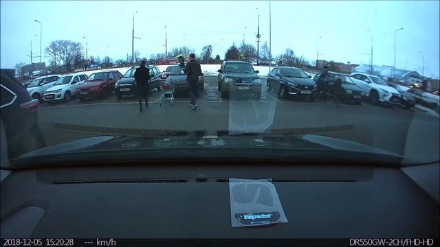 Приключения тележки на парковке магазина смотреть онлайн