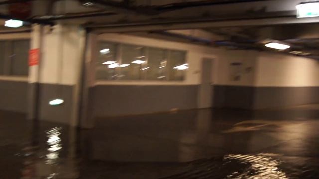 Гроза в Москве 14.08.2017 года Затопило ТРЦ Реутов Парк смотреть онлайн