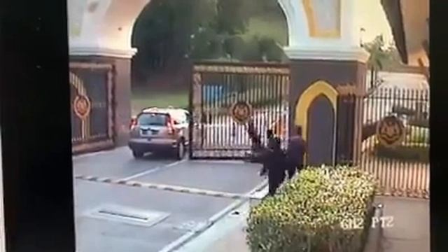 Motor langgar pagar istana.. apa kes? смотреть онлайн