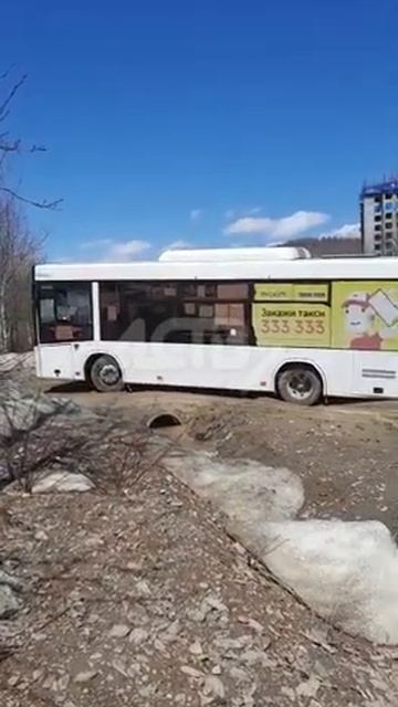 В Южно-Сахалинске пассажирские автобусы заставили месить глину, жители задыхаются от пыли смотреть онлайн
