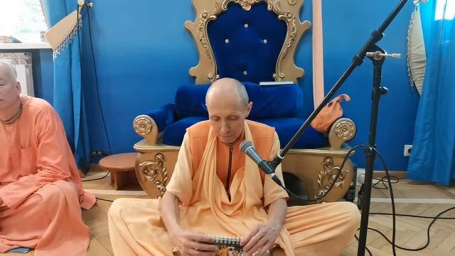 Кришна желает быть ПОБЕЖДЁННЫМ ЛЮБОВЬЮ преданного | Настройка на день | БАКГМ смотреть онлайн