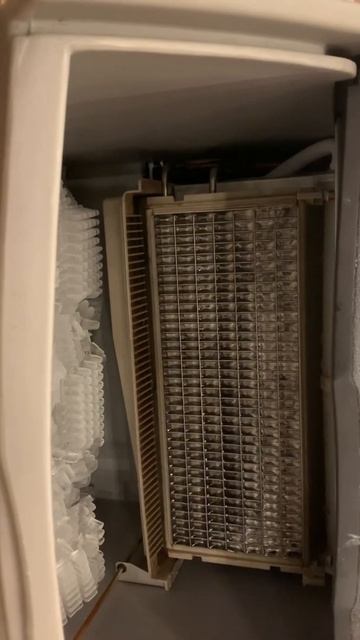 Ice falling out of an ice machine смотреть онлайн