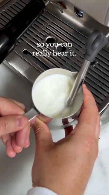 Listen to your milk! #goldenbrowncoffee #steamingmilk #barista #coffee #espresso смотреть онлайн