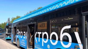Электробус ЛиАЗ-6274 следует по маршруту м53 ”ВДНХ(Главный Вход) - м. Трубная”