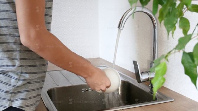 Woman washing dishes смотреть онлайн