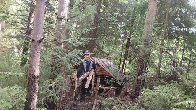 НАЧАЛ ДЕЛАТЬ ПРИСТРОЙ К ХИЖИНЕ | ОБШИЛ СТЕНУ ДОСКАМИ | ТЕСТ ЛУЧКОВОЙ ПИЛЫ смотреть онлайн