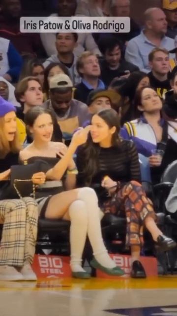 Olivia Rodrigo at a Lakers game #oliviarodrigo #lakers #shorts смотреть онлайн