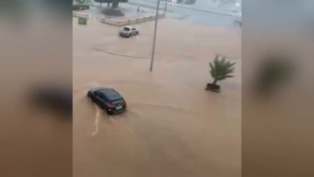 People are in mourning. Footage of devastating floods in Asir, Saudi Arabia was caught on camera смотреть онлайн