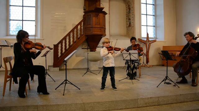 Miron 7 years old is playing Bach Air смотреть онлайн
