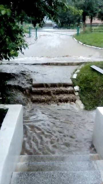 Вода после дождя поступает на территорию детского сада смотреть онлайн