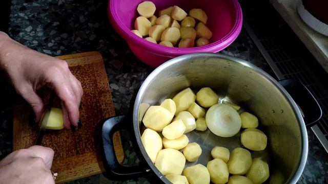 Нежная и вусная курочка с картошкой в духовке! смотреть онлайн