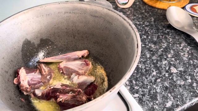 Дикий заяц в казане с картошкой!!! Очень вкусно 🤤 через 2,5 часа, всё готово!!! смотреть онлайн