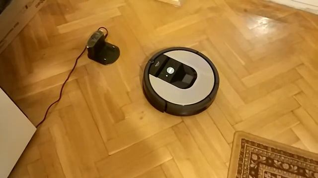 iRobot Roomba 976 i wjeżdżanie do stacji смотреть онлайн