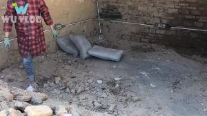 Девушка ремонтирует старый дом в сельской местности, усадьба становится более модной и современной.