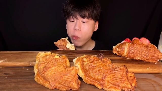SUB) 레자미오네뜨 크붕이 먹방 ASMR 날이 다시 추워지니까 고급진 붕어빵 가져왔어요🐟 크림 듬뿍 설탕 아작아작 크로와상 붕어빵, 크로플 붕어빵🥐 смотреть онлайн