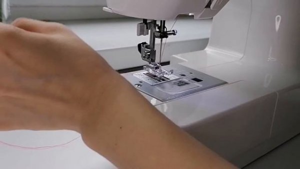 Как заправить швейную машинку?