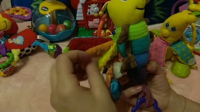 Видео обзор Lamaze светлячок Фредди, развивающая игрушка - подвеска бабочка. смотреть онлайн