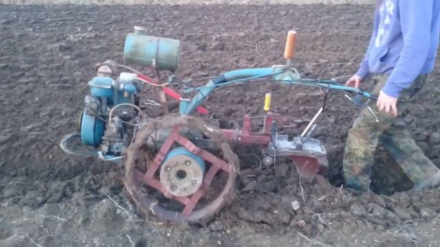 Mtz 05, ciągnik jednoosiowy, orka смотреть онлайн
