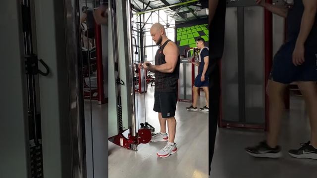 Сгибания рук с палкой в нижнем блоке смотреть онлайн