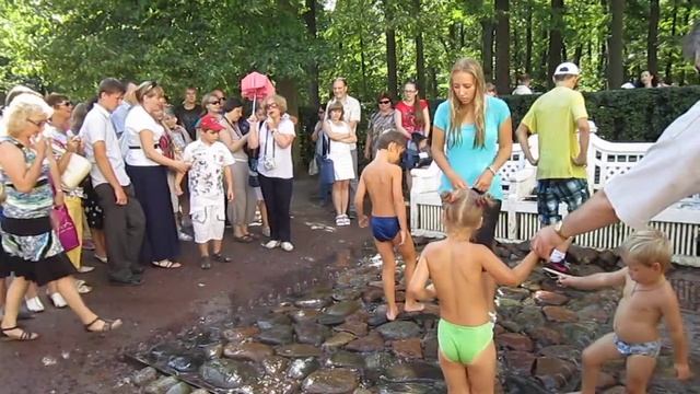 ФОНТАН-шутиха в Петергофе смотреть онлайн