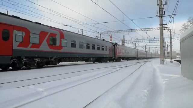 ТЭП70-0063. Прилетел с 159 поездом на станцию Петрозаводск. Зима. смотреть онлайн