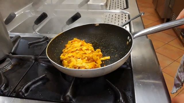 Tagliatelle al ragu смотреть онлайн