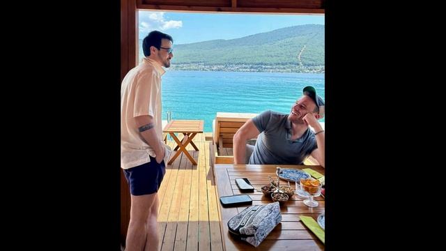 ¡La amistad de Mert Yazıcıoğlu y Kerem Bürsin se convirtió en sensación en las redes sociales! смотреть онлайн