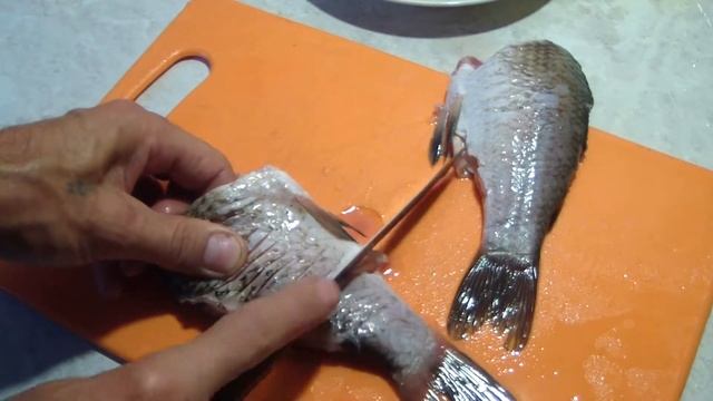 Как я шинкую карася для жарки. смотреть онлайн