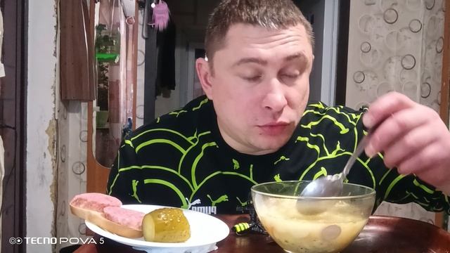 мукбанг/обжор/суп с сосисками,бутерброды,солёный огурец/ смотреть онлайн