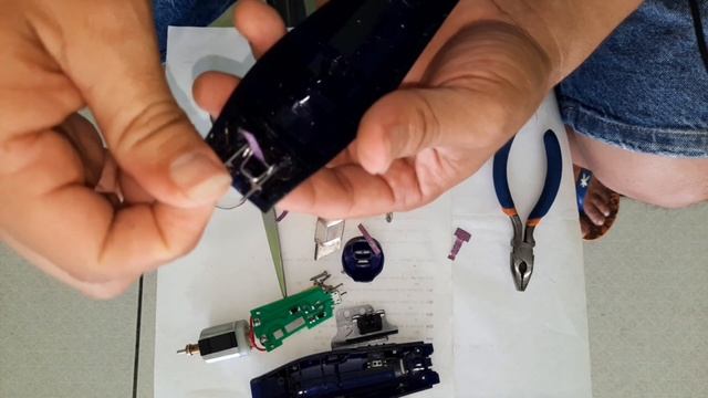 Fazendo o encaixe que segura a mola que da pressão para a lamina da maquininha kemei смотреть онлайн