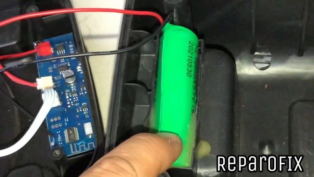 Cómo reparar bocina recargable !!No carga batería!!fácil y práctico.Porque no carga mi bocina? смотреть онлайн