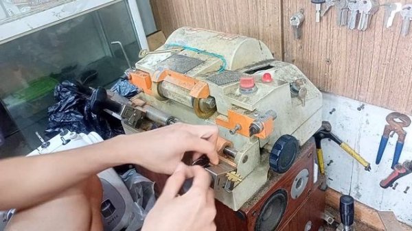 КАК МАСТЕР ДЕЛАЕТ КЛЮЧИ. ИЗГОТОВЛЕНИЕ КЛЮЧЕЙ