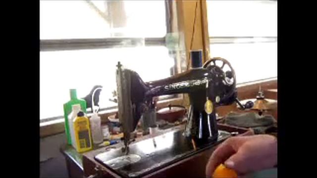 Singer Model 66 Hand-Crank Sewing Machine Demo смотреть онлайн