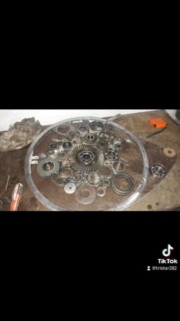 Стол из автозапчастей Recycle-art смотреть онлайн