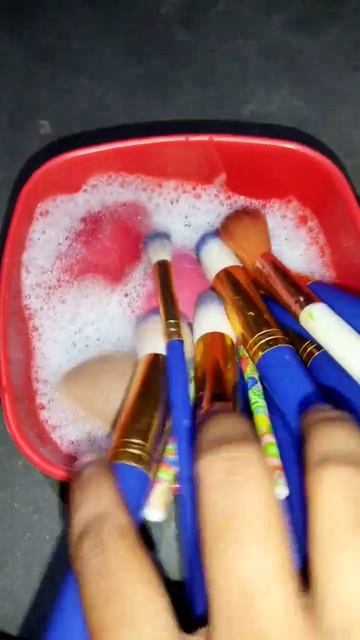 How to clean make-up brushes and blender #shorts смотреть онлайн
