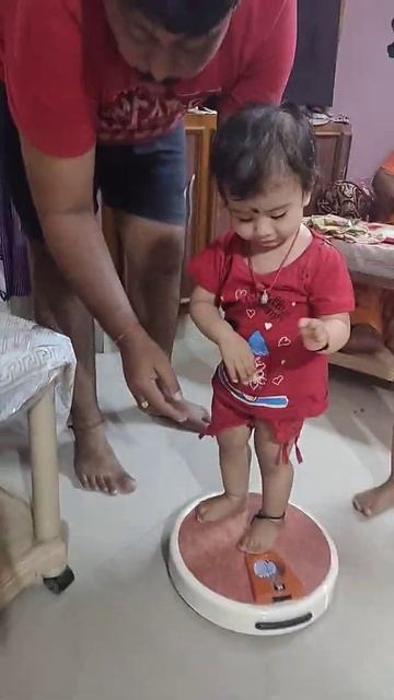 cute baby is telling how to use weighing machine 👍 смотреть онлайн