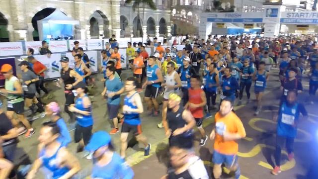 The 2016 Standard Chartered KL Marathon 42 km Take Off ( 1 ) смотреть онлайн