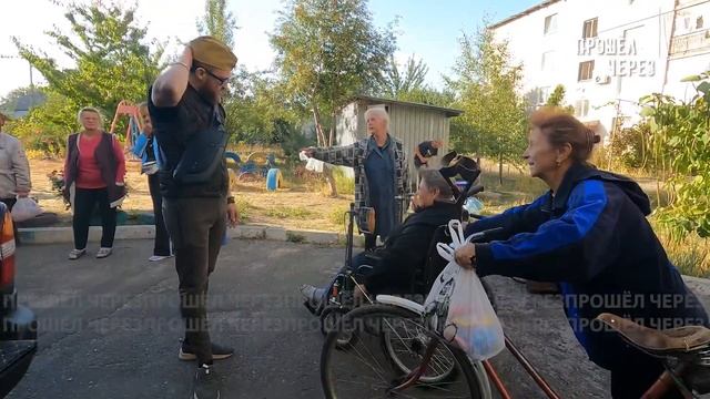 ВОЛНОВАХА , РАЗДАЧА ПРОДУКТОВ И ЛЕКАРСТВ НА РАЗБИТЫХ УЛИЦАХ ГОРОДА. смотреть онлайн